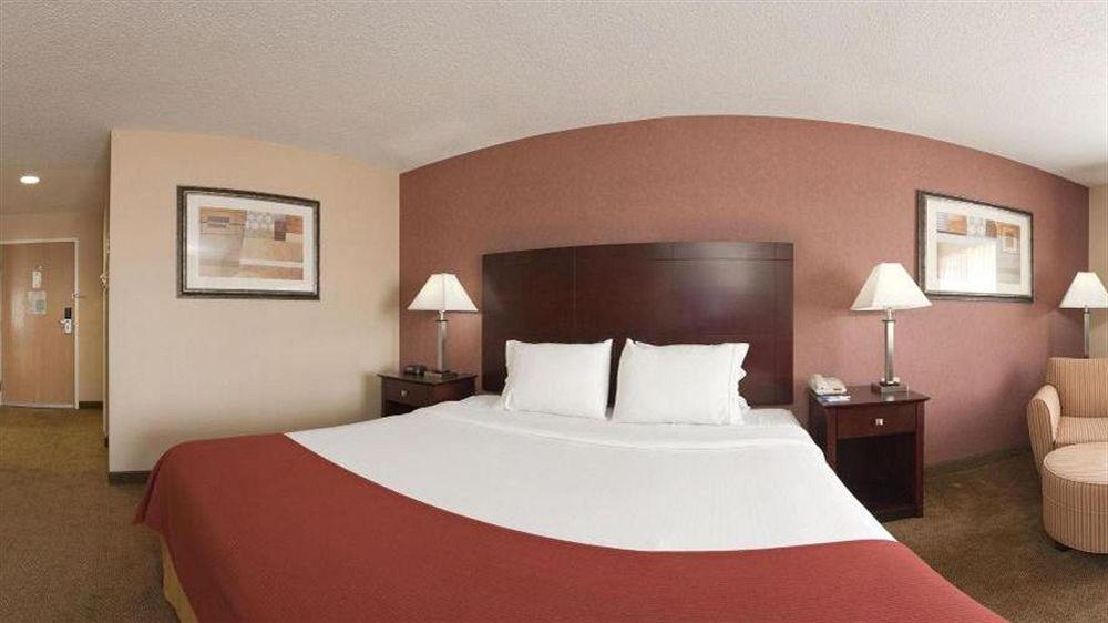 Holiday Inn Express Hotel & Suites Cincinnati-North/Шарънвил Екстериор снимка