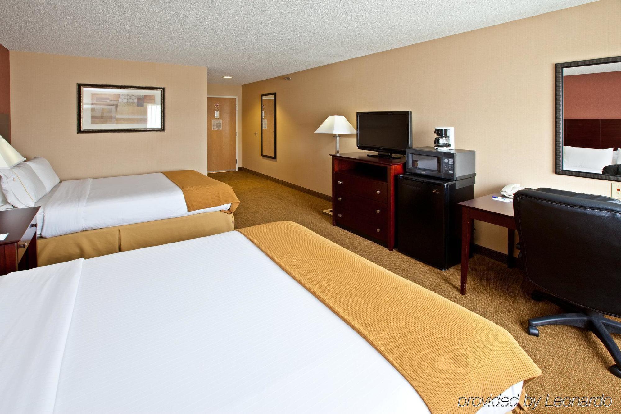 Holiday Inn Express Hotel & Suites Cincinnati-North/Шарънвил Стая снимка