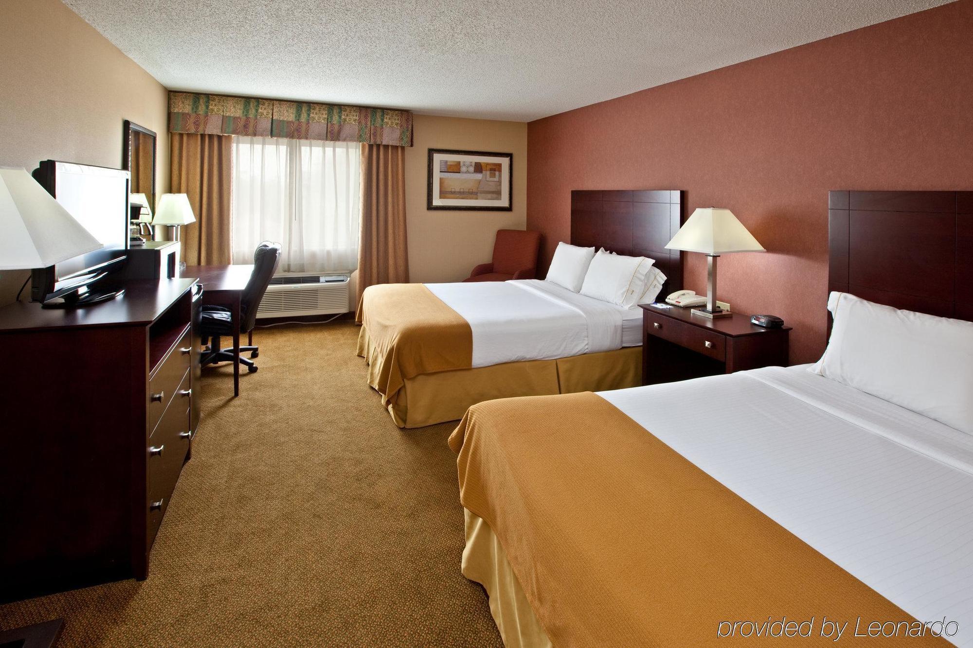 Holiday Inn Express Hotel & Suites Cincinnati-North/Шарънвил Стая снимка