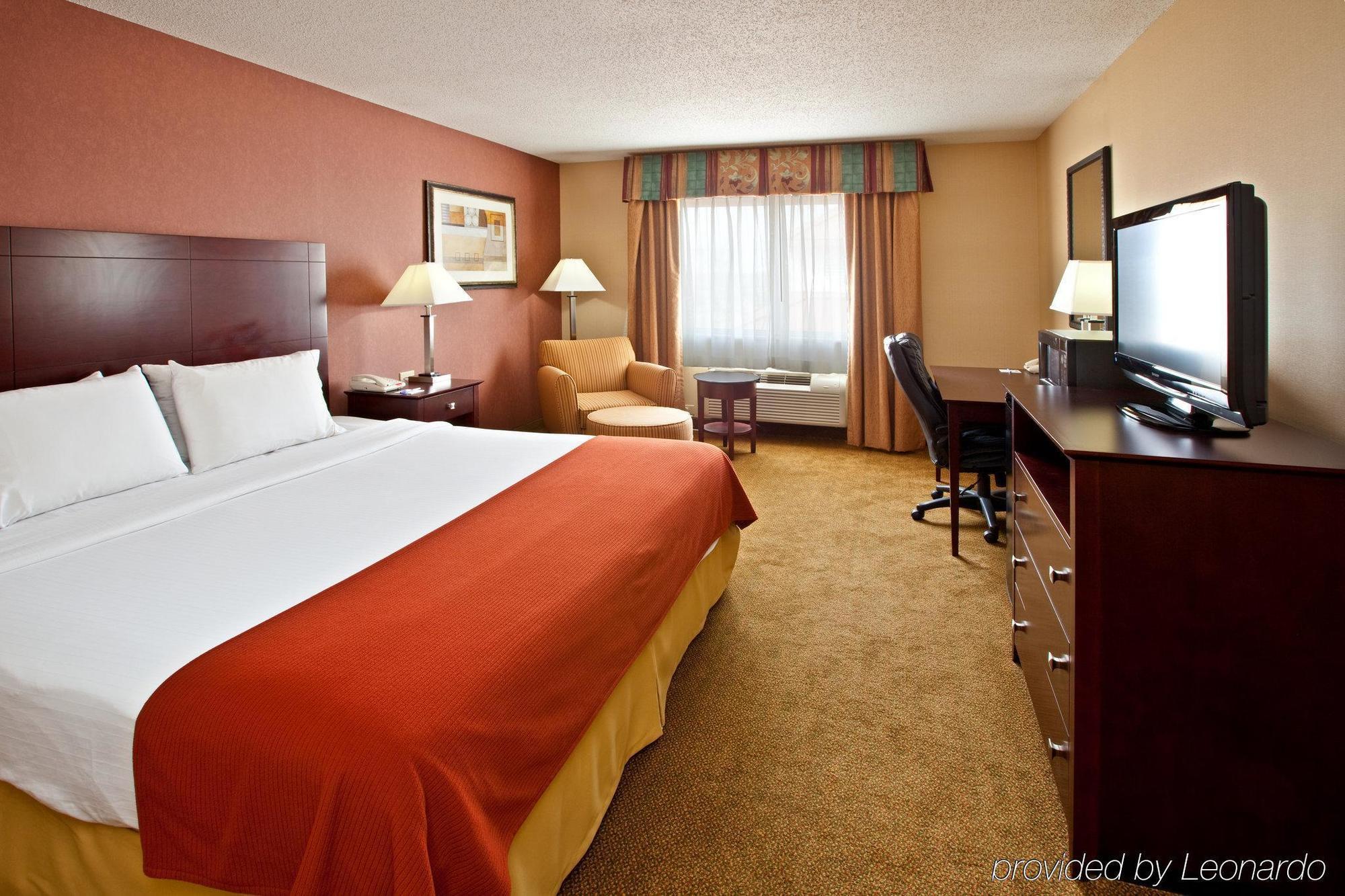 Holiday Inn Express Hotel & Suites Cincinnati-North/Шарънвил Екстериор снимка