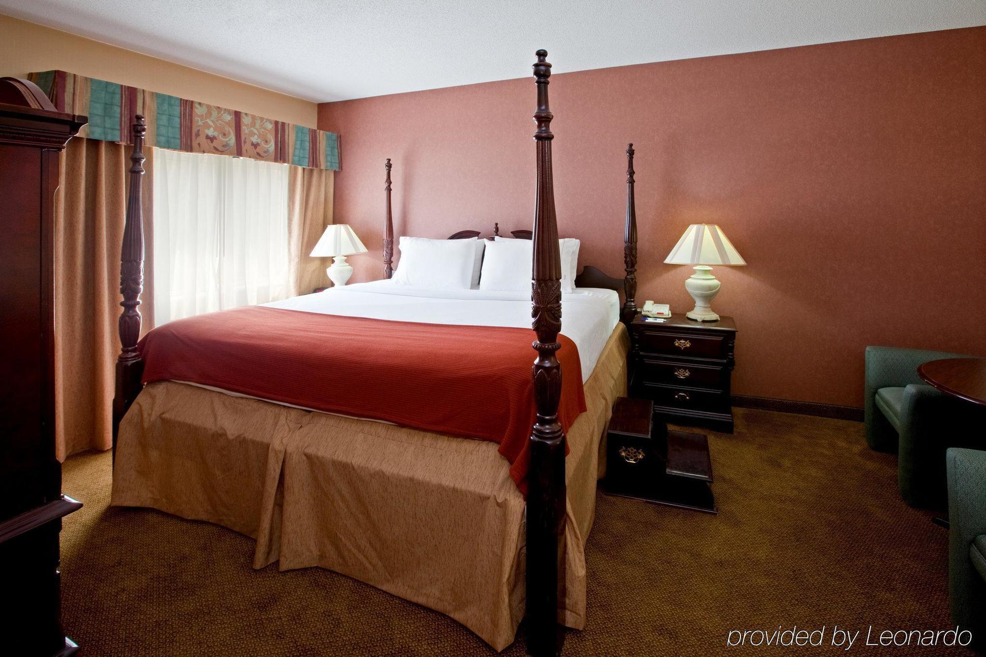 Holiday Inn Express Hotel & Suites Cincinnati-North/Шарънвил Екстериор снимка