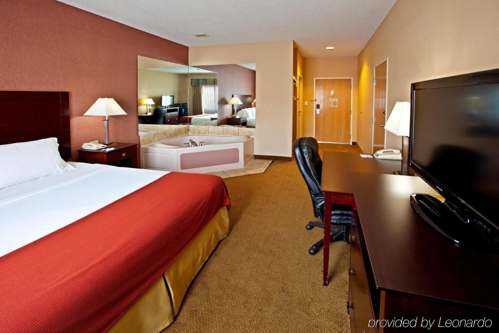 Holiday Inn Express Hotel & Suites Cincinnati-North/Шарънвил Екстериор снимка