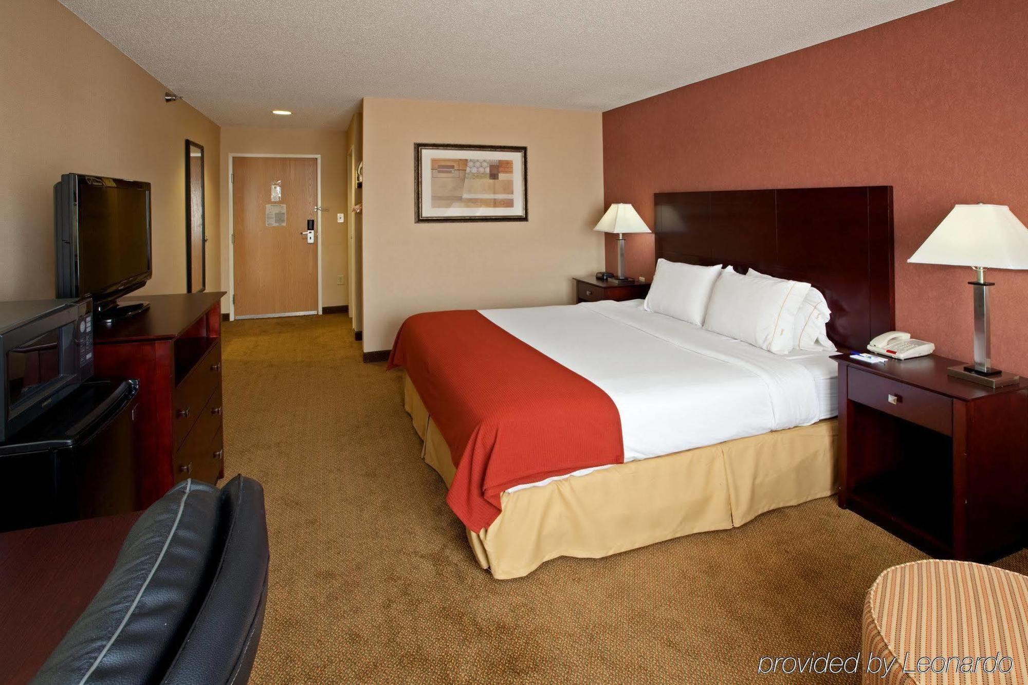 Holiday Inn Express Hotel & Suites Cincinnati-North/Шарънвил Екстериор снимка