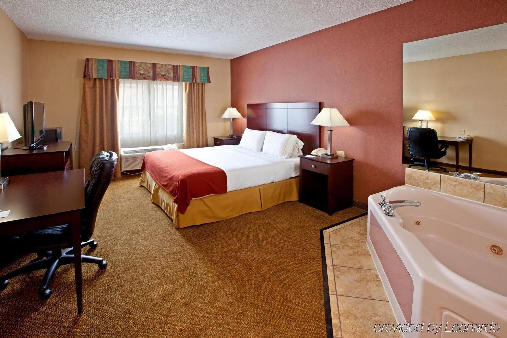 Holiday Inn Express Hotel & Suites Cincinnati-North/Шарънвил Стая снимка