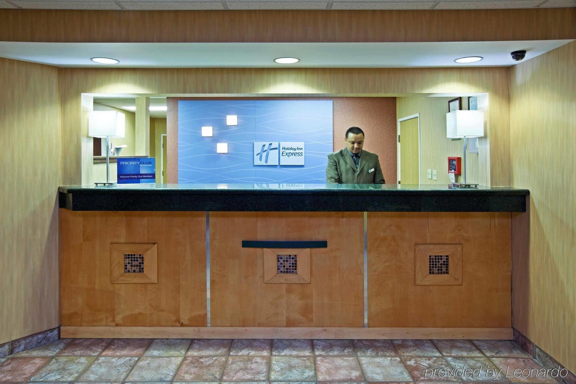 Holiday Inn Express Hotel & Suites Cincinnati-North/Шарънвил Интериор снимка
