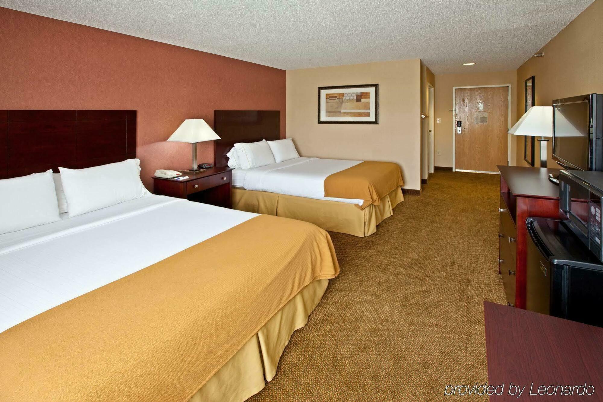 Holiday Inn Express Hotel & Suites Cincinnati-North/Шарънвил Екстериор снимка