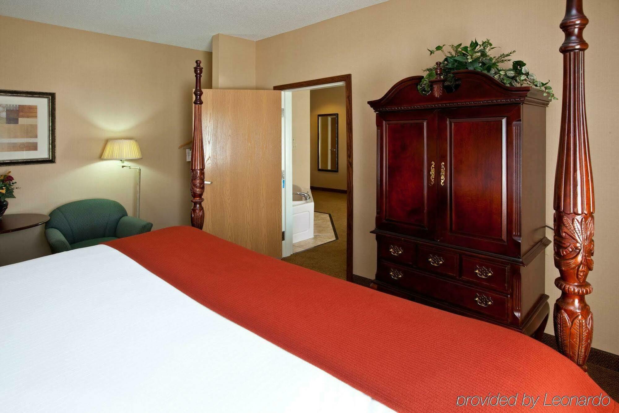 Holiday Inn Express Hotel & Suites Cincinnati-North/Шарънвил Екстериор снимка